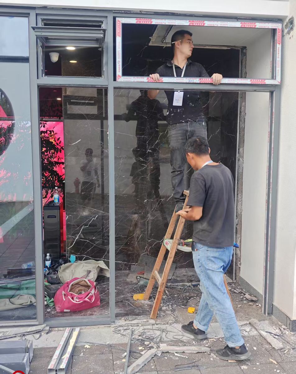 门框玻璃安装施工（伏波施工实拍）